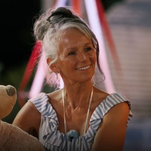 Die 62-jährige Sabine aus Troisdorf verpasste nur um Haaresbreite die Top drei bei der RTL-Datingshow „Golden Bachelor“. Hier hält sie einen riesigen Teddybären in den Armen.