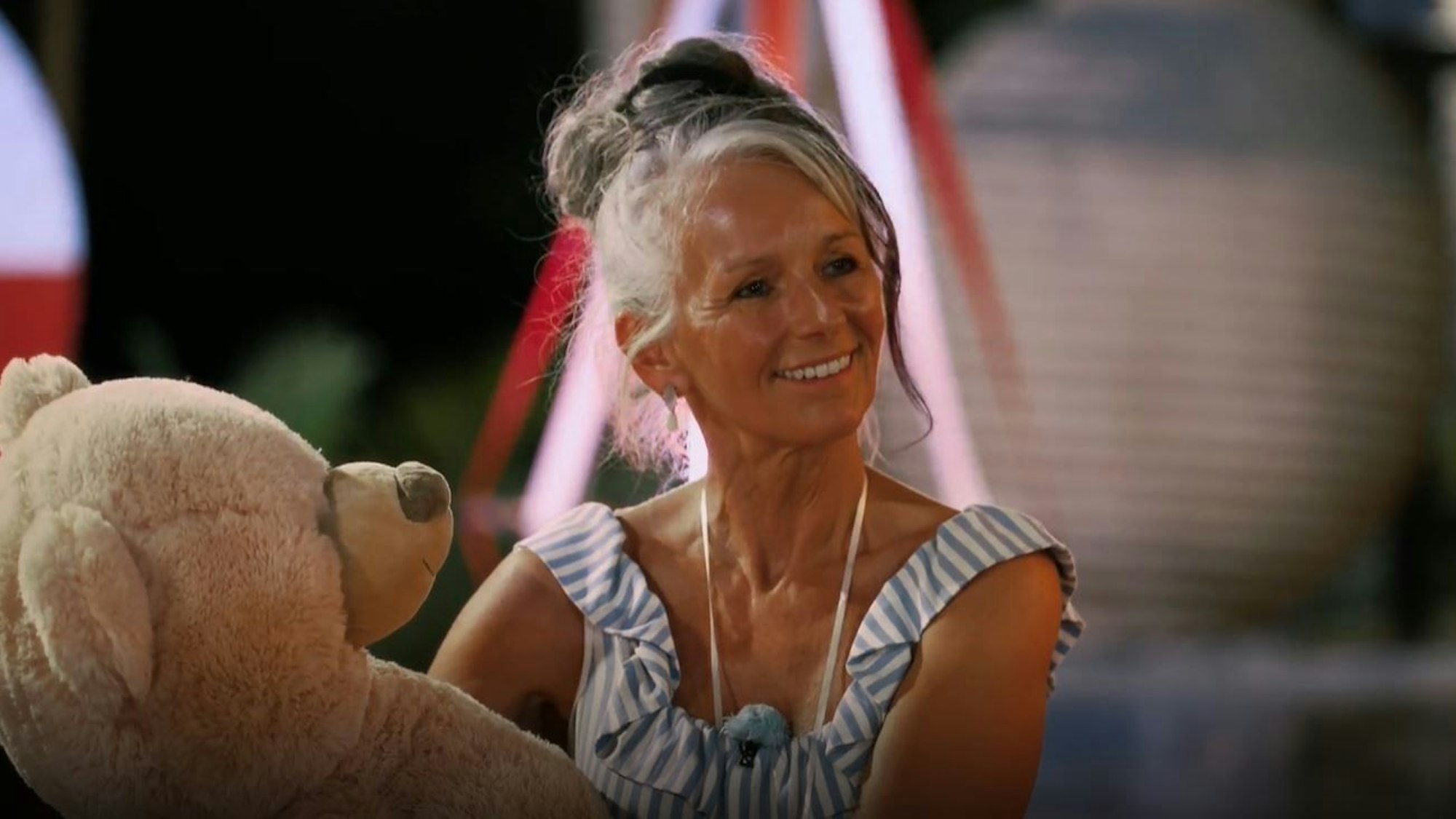 Sabine freut sich sichtlich über ihren beim Dosenwerfen gewonnenen Plüsch-Teddy.