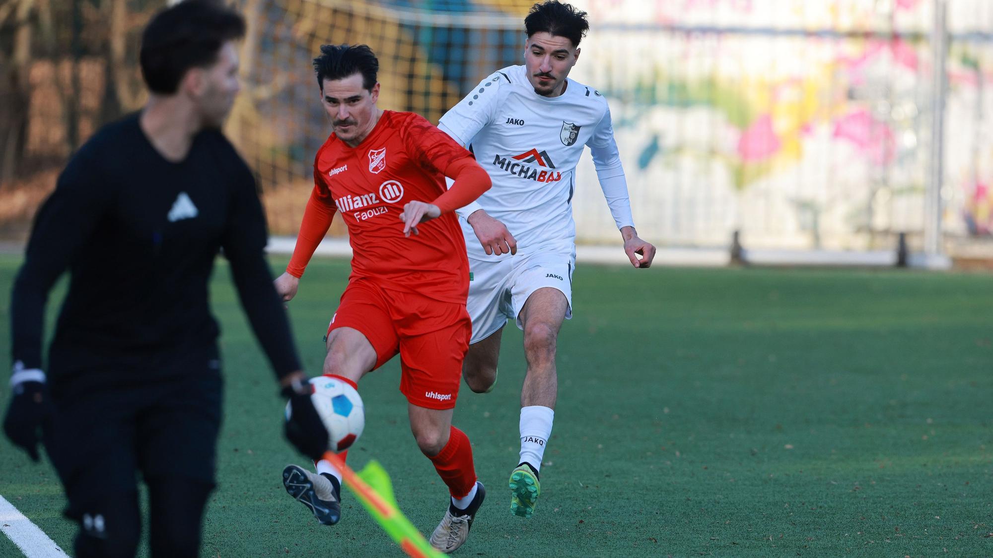 Hilal-Maroc Bergheim vs SC Fliesteden, Fußball Herren, Bezirksliga, Mitte: Manuel Glowacz (Fliesteden), 01.12.2024, Bild: Herbert Bucco
+++ACHTUNG: Dieses Foto ist bei Verwendung honorarpflichtig! Die Produktion erfolgte im Auftrag der RRG Rheinische Redaktionsgemeinschaft (Bezirkssport) +++