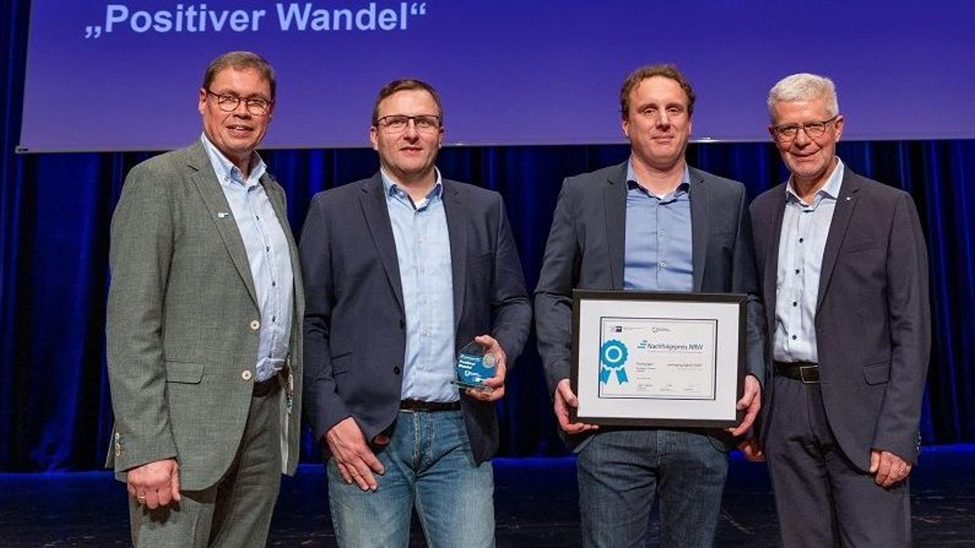 Ralf Stoffels (v.l.), Sebastian Wolff, Mario Deilen präsentieren die Urkunde, daneben steht Manfred Thivessen, Geschäftsführer der Bürgschaftsbank NRW.