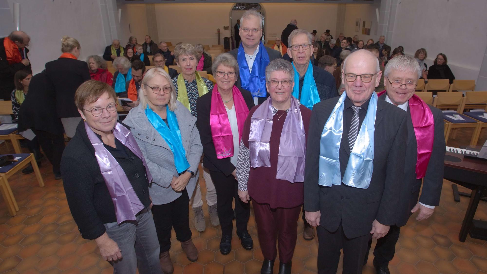 Mit dem Bevollmächtigtenausschuss und vielen Gemeindegliedern ist am Sonntag der erste Gottesdienst in der neugebildeten Kirchengemeinde gefeiert worden.