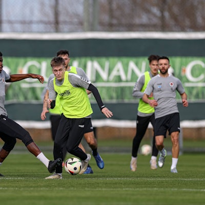 Paul Pöpperl (M.) im Trainings-Zweikampf mit Kwabe Schulz