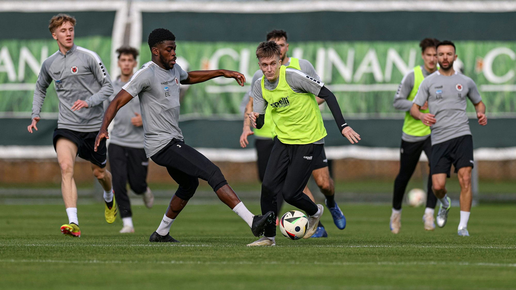 Paul Pöpperl (M.) im Trainings-Zweikampf mit Kwabe Schulz