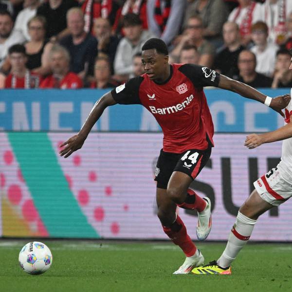 17.08.2024, Nordrhein-Westfalen, Leverkusen: Fußball, DFL-Supercup, Finale, Bayer Leverkusen - VfB Stuttgart, BayArena: Leverkusens Jeanuel Belocian (l) und Stuttgarts Pascal Stenzel. WICHTIGER HINWEIS: Gemäß den Vorgaben der DFL Deutsche Fußball Liga bzw. des DFB Deutscher Fußball-Bund ist es untersagt, in dem Stadion und/oder vom Spiel angefertigte Fotoaufnahmen in Form von Sequenzbildern und/oder videoähnlichen Fotostrecken zu verwerten bzw. verwerten zu lassen. Foto: Bernd Thissen/dpa +++ dpa-Bildfunk +++