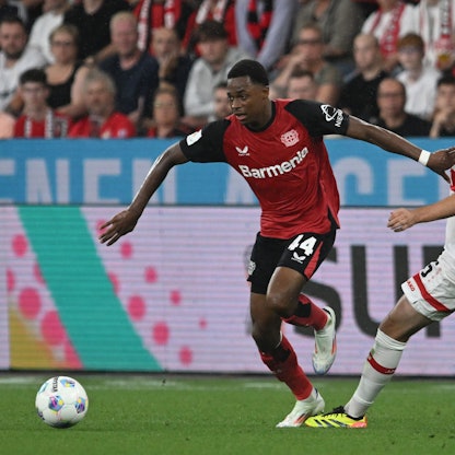 17.08.2024, Nordrhein-Westfalen, Leverkusen: Fußball, DFL-Supercup, Finale, Bayer Leverkusen - VfB Stuttgart, BayArena: Leverkusens Jeanuel Belocian (l) und Stuttgarts Pascal Stenzel. WICHTIGER HINWEIS: Gemäß den Vorgaben der DFL Deutsche Fußball Liga bzw. des DFB Deutscher Fußball-Bund ist es untersagt, in dem Stadion und/oder vom Spiel angefertigte Fotoaufnahmen in Form von Sequenzbildern und/oder videoähnlichen Fotostrecken zu verwerten bzw. verwerten zu lassen. Foto: Bernd Thissen/dpa +++ dpa-Bildfunk +++