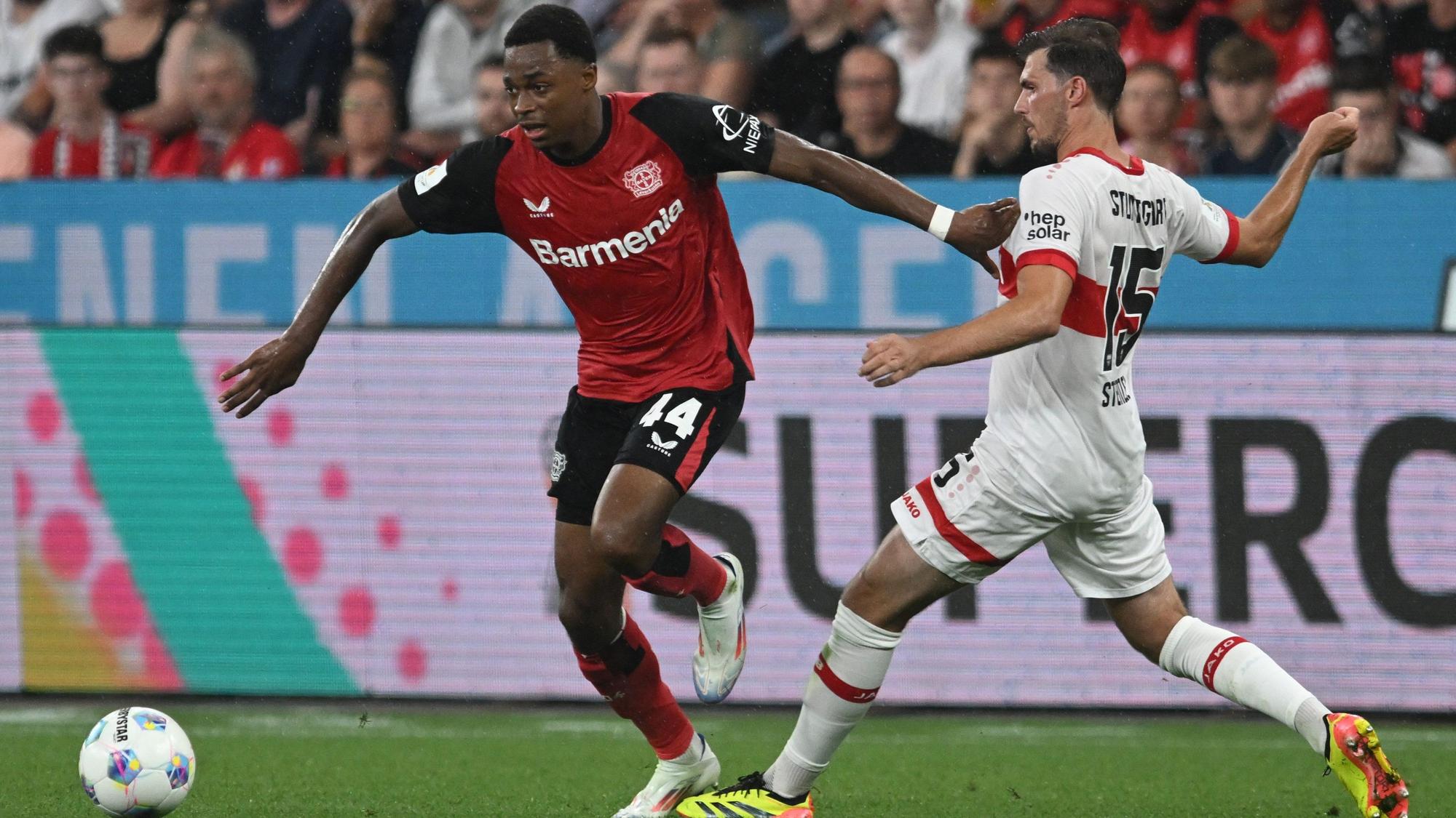17.08.2024, Nordrhein-Westfalen, Leverkusen: Fußball, DFL-Supercup, Finale, Bayer Leverkusen - VfB Stuttgart, BayArena: Leverkusens Jeanuel Belocian (l) und Stuttgarts Pascal Stenzel. WICHTIGER HINWEIS: Gemäß den Vorgaben der DFL Deutsche Fußball Liga bzw. des DFB Deutscher Fußball-Bund ist es untersagt, in dem Stadion und/oder vom Spiel angefertigte Fotoaufnahmen in Form von Sequenzbildern und/oder videoähnlichen Fotostrecken zu verwerten bzw. verwerten zu lassen. Foto: Bernd Thissen/dpa +++ dpa-Bildfunk +++