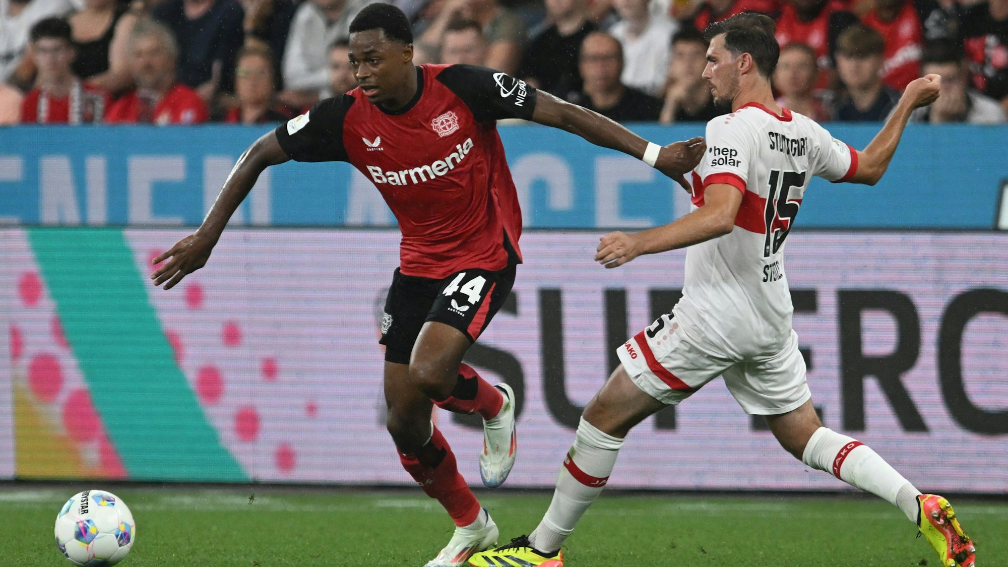 17.08.2024, Nordrhein-Westfalen, Leverkusen: Fußball, DFL-Supercup, Finale, Bayer Leverkusen - VfB Stuttgart, BayArena: Leverkusens Jeanuel Belocian (l) und Stuttgarts Pascal Stenzel. WICHTIGER HINWEIS: Gemäß den Vorgaben der DFL Deutsche Fußball Liga bzw. des DFB Deutscher Fußball-Bund ist es untersagt, in dem Stadion und/oder vom Spiel angefertigte Fotoaufnahmen in Form von Sequenzbildern und/oder videoähnlichen Fotostrecken zu verwerten bzw. verwerten zu lassen. Foto: Bernd Thissen/dpa +++ dpa-Bildfunk +++