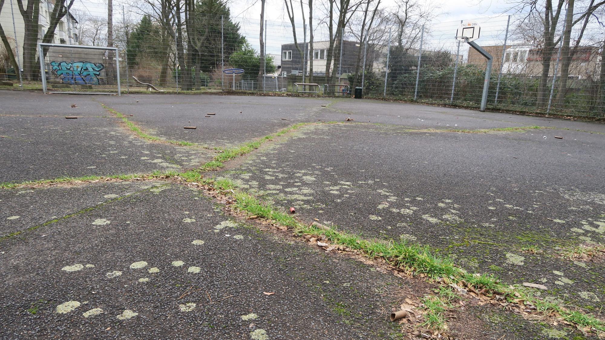 Kaum noch bespielbar: Der Bolzplatz in der Max-Fremery-Straße soll eine neue Asphaltdecke bekommen.