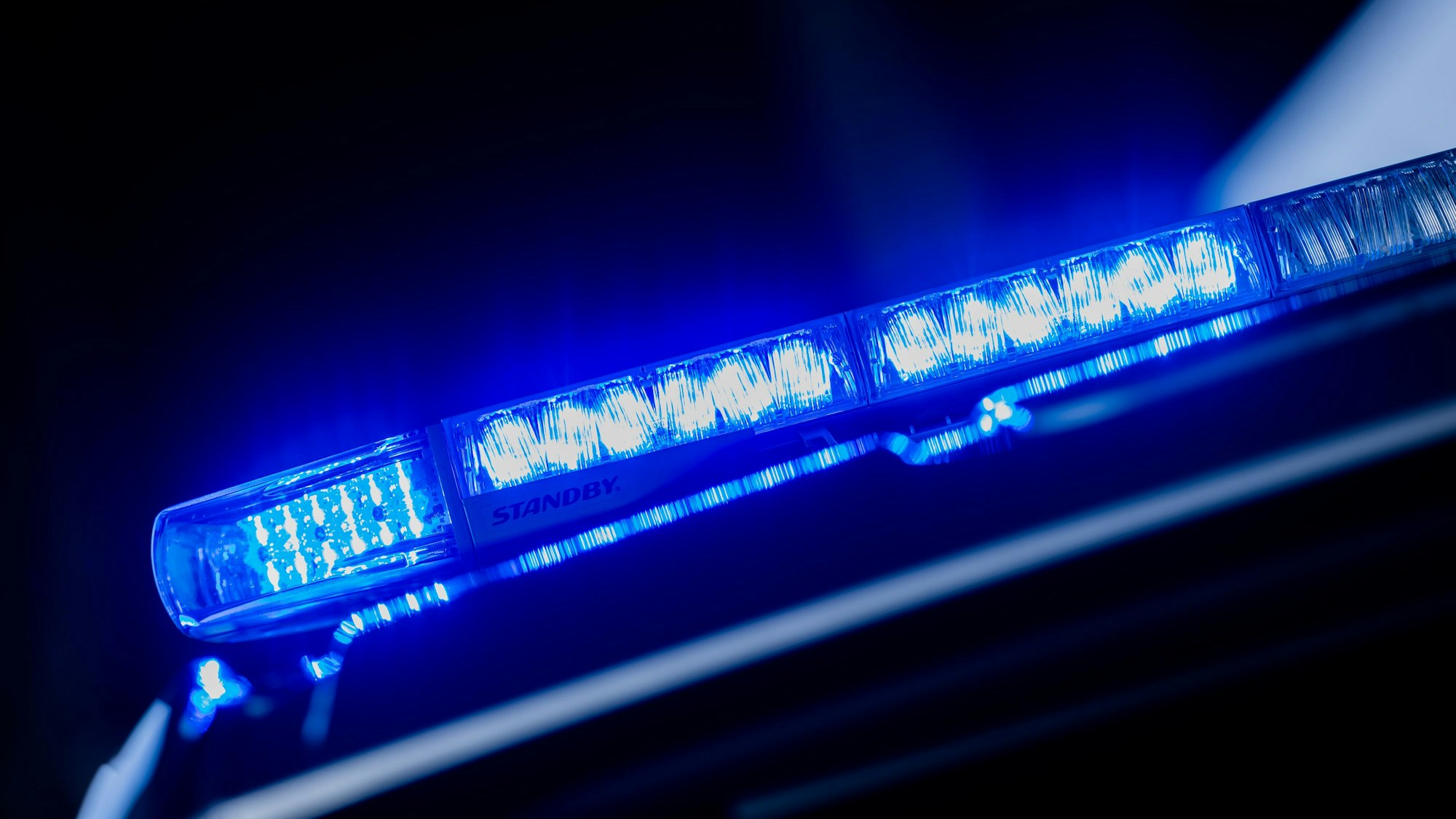 Ein Blaulicht leuchtet auf einem Einsatzwagen der Polizei. (Symbolbild)