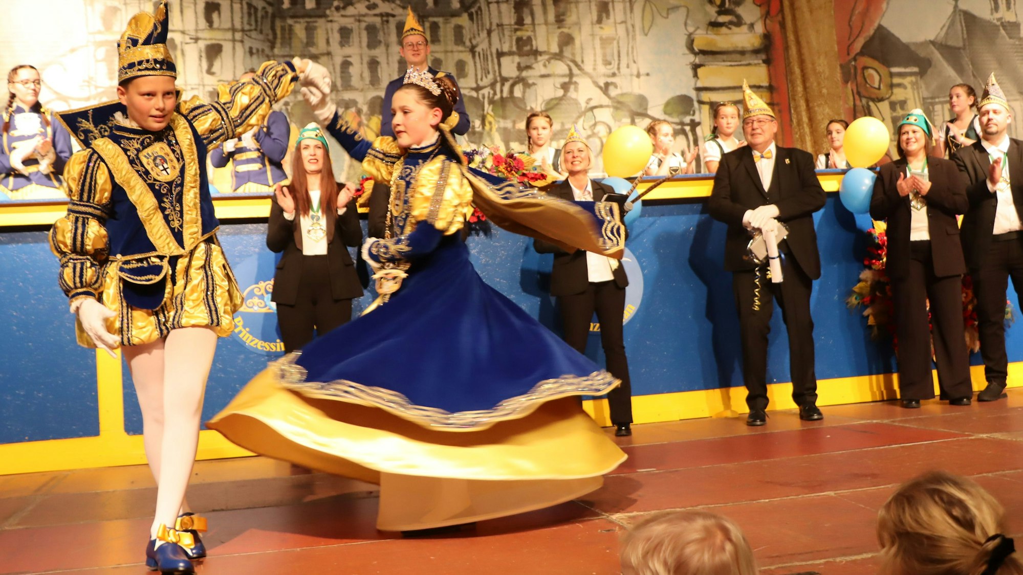 Zu sehen ist das Kinderprinzenpaar beim Tanz auf der Bühne.