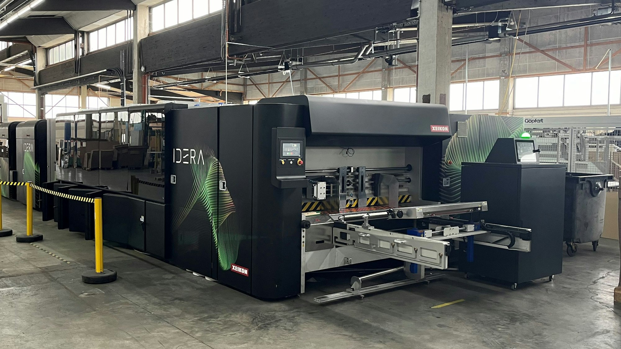 In einer Fabrikhalle stehen große Druckmaschinen.