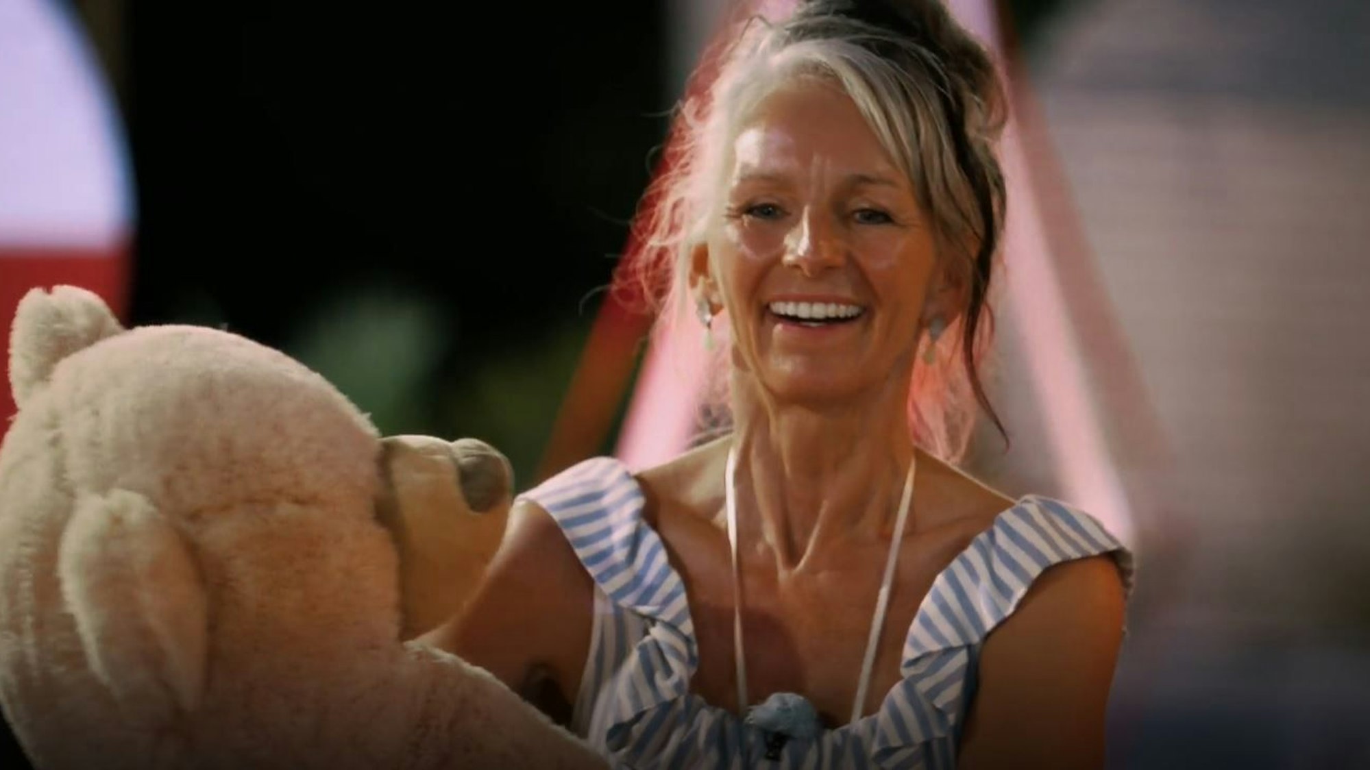 Sabine freut sich sichtlich über ihren beim Dosenwerfen gewonnenen Plüsch-Teddy.