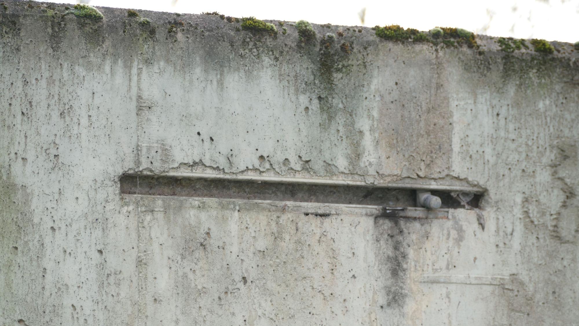 Ein Schlitz in einer Mauer.
