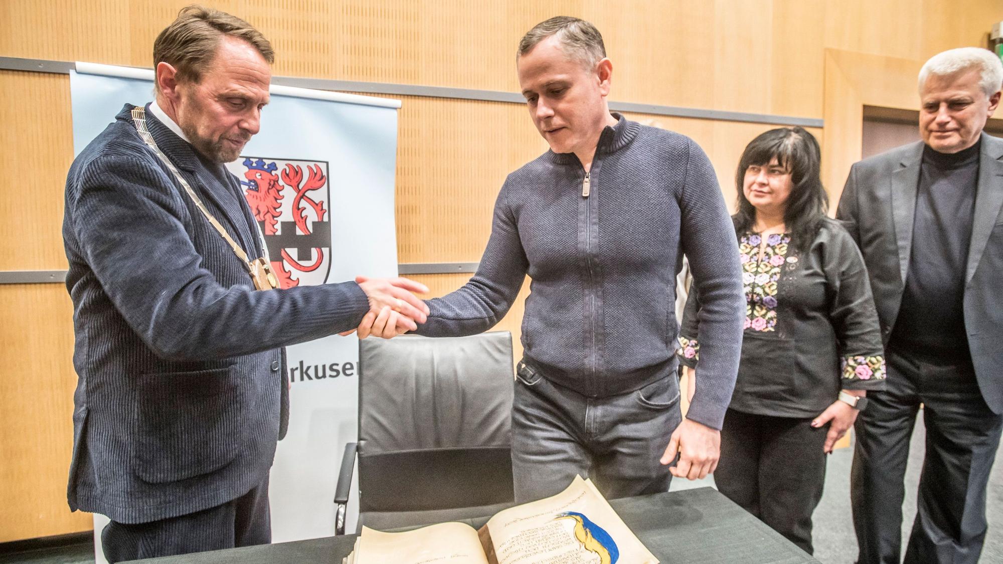 Nikopols Bürgermeister Oleksandr Saiduk mit Uwe Richrath im Leverkusener Ratssaal