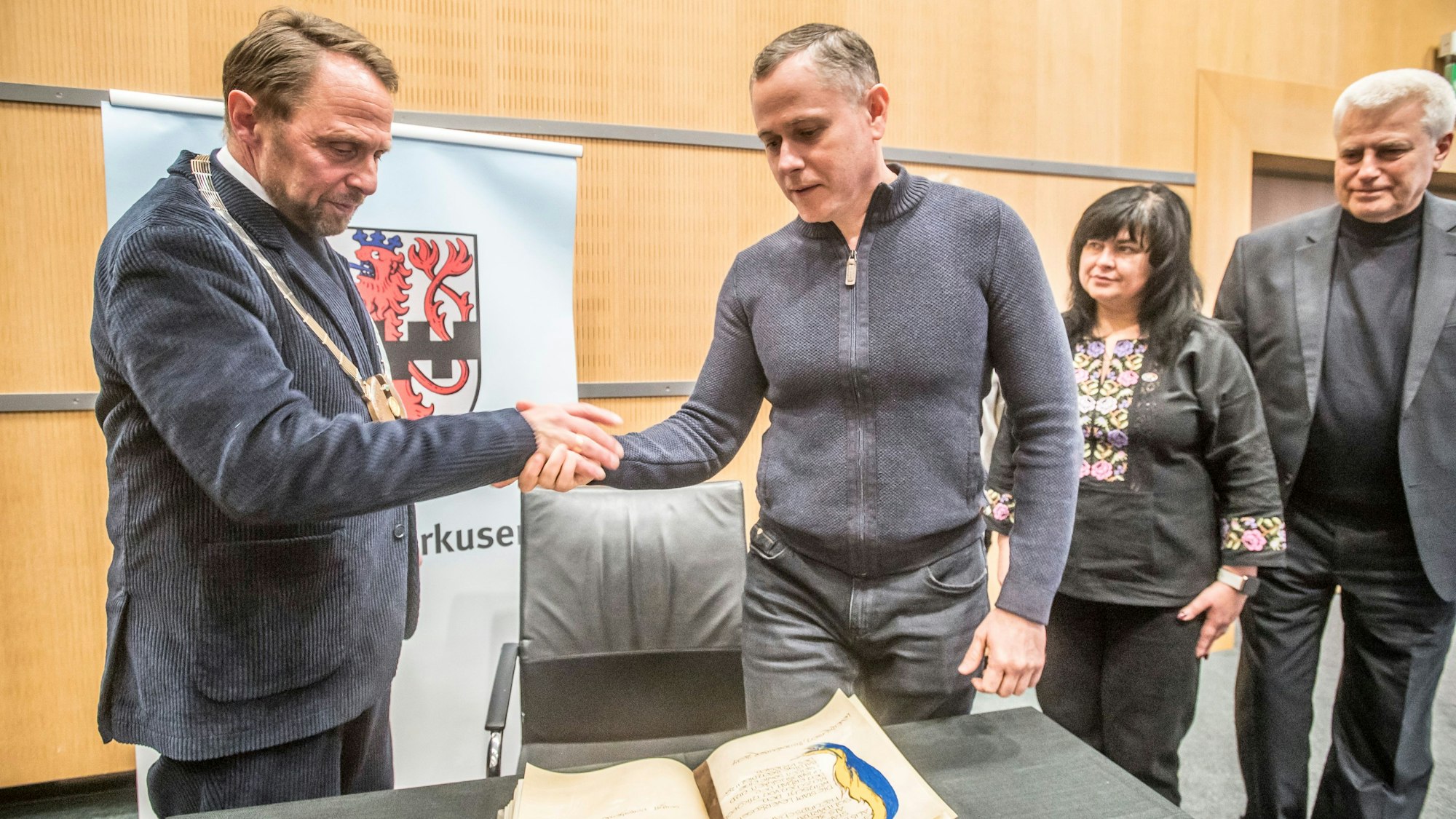 Nikopols Bürgermeister Oleksandr Saiduk mit Uwe Richrath im Leverkusener Ratssaal