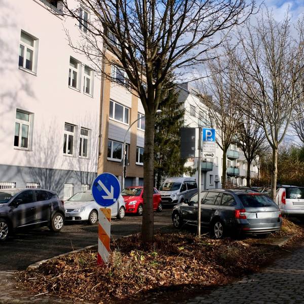 In dem ersten Teilbereich des Kringswegs zwischen Robert-Koch- und Wilhem-Backhaus-Straße wurde das Grün auf dem Mittelstreifen bereits entfernt.