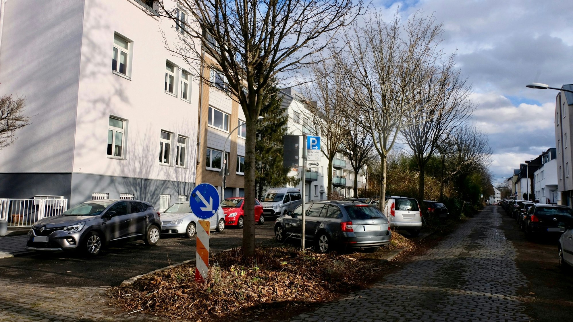 In dem ersten Teilbereich des Kringswegs zwischen Robert-Koch- und Wilhem-Backhaus-Straße wurde das Grün auf dem Mittelstreifen bereits entfernt.