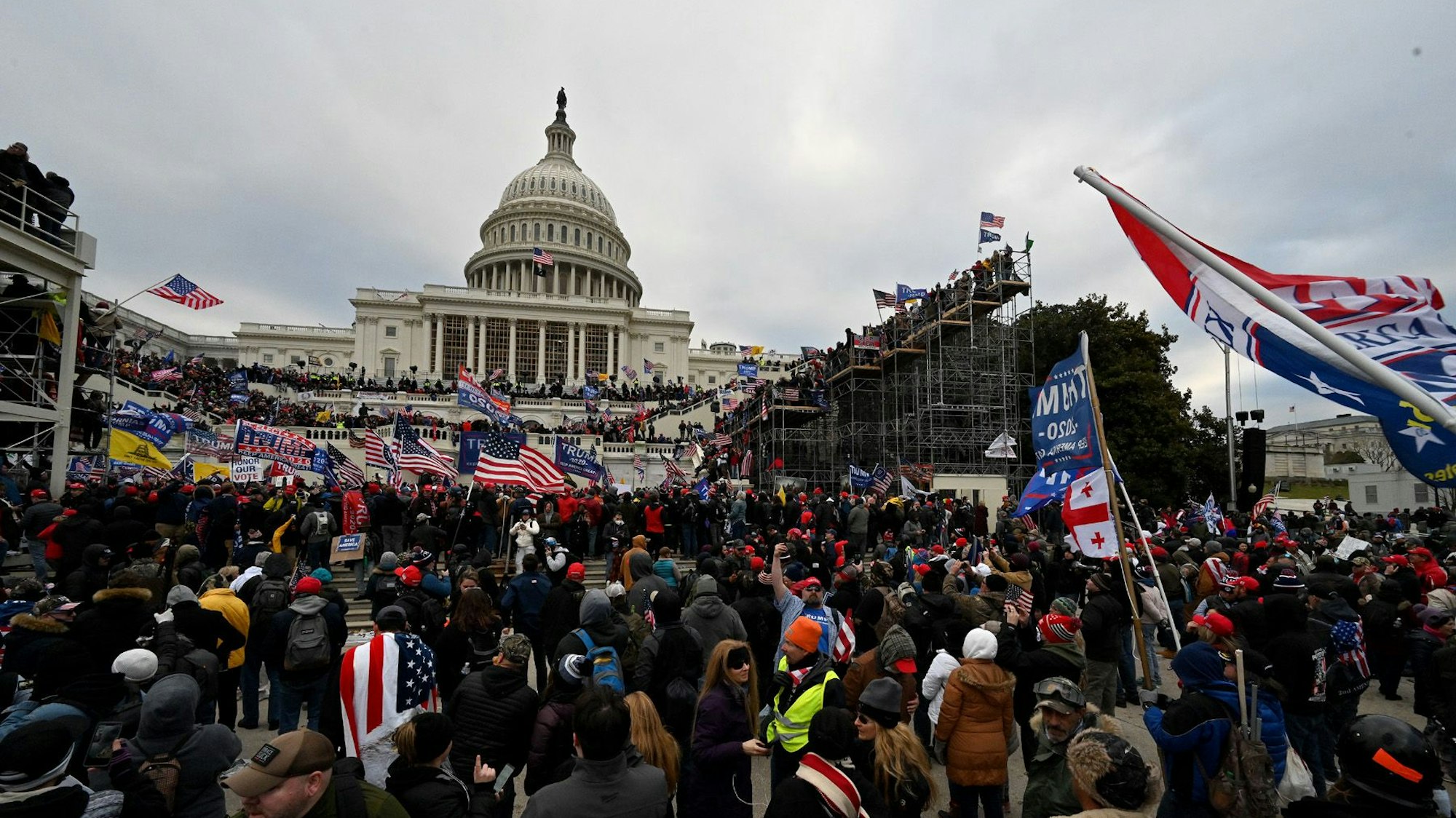 Anhänger von US-Präsident Donald Trump stürmen das US-Kapitol, wo die Gesetzgeber den Sieg des gewählten Präsidenten Joe Biden bei den Wahlen im November bestätigen sollten. (Archivbild)