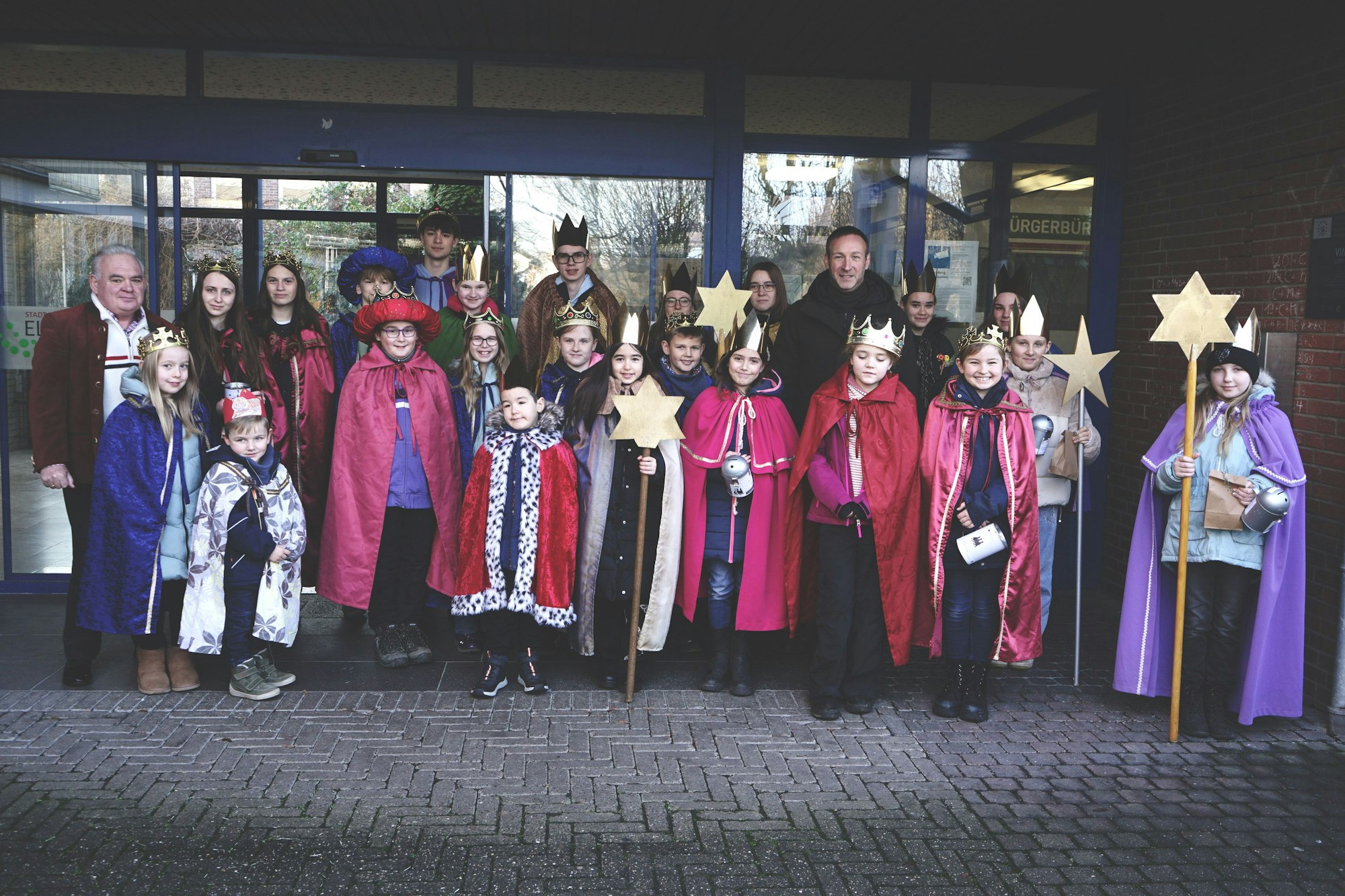 Sternsinger vor dem Elsdorfer Rathaus.