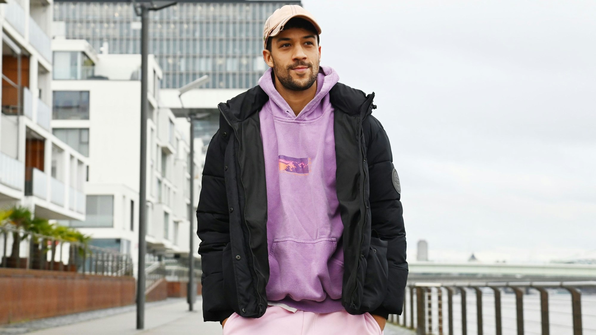 09.12.2024 Köln. Treffen mit Jung-Schauspieler Rojan Juan Barani, der im ersten Pilcher des neuen Jahres zu sehen sein wird. Foto: Alexander Schwaiger