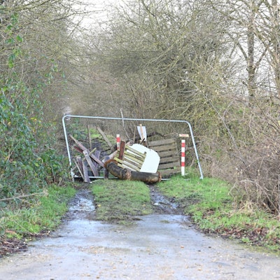 Auf dem Foto sind Blockaden am Rande des Tagebaus zu sehen.