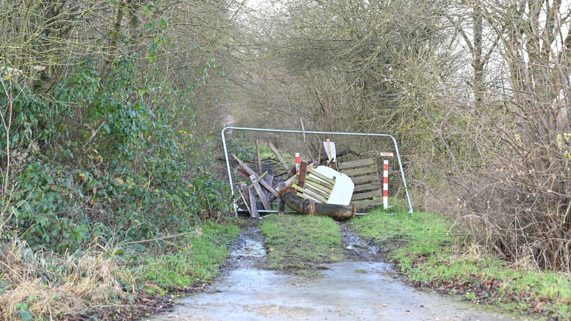 Das Foto zeigt eine Barrikade von Aktivisten am „Sündenwäldchen“ beim Tagebau Hambach.