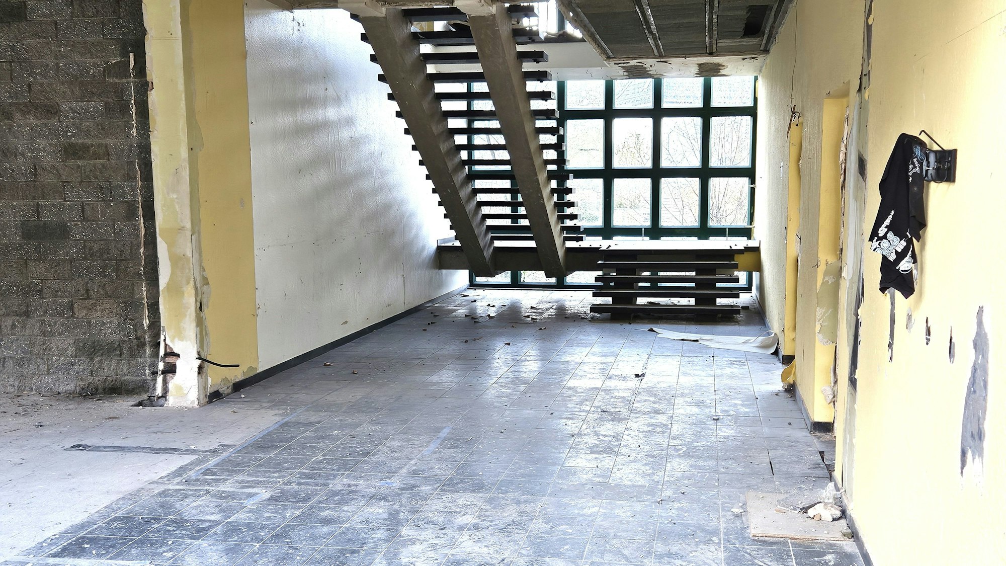 Blick in das Treppenhaus mit den alten Bodenfliesen.