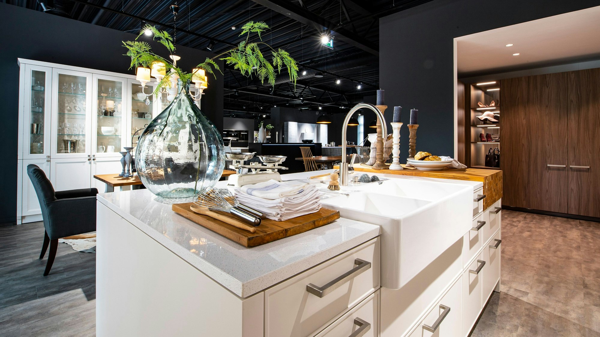 Eine Küche im Ausstellungsraum der Warendorf Küchenfabrik GmbH