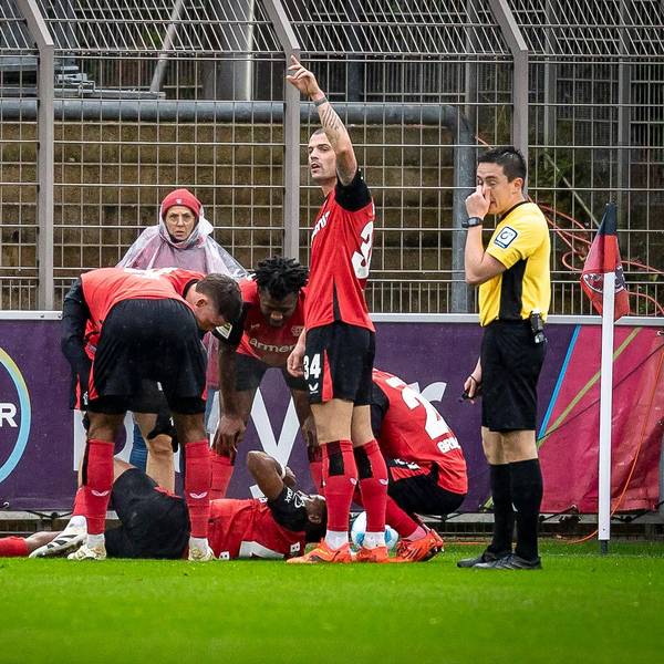 Bittere Szene im Testspiel: Jeanuel Belocian verletzt sich schwer in der Partie gegen Oberhausen am Sonntag.