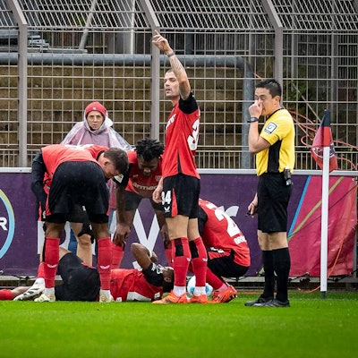 Bittere Szene im Testspiel: Jeanuel Belocian verletzt sich schwer in der Partie gegen Oberhausen am Sonntag.