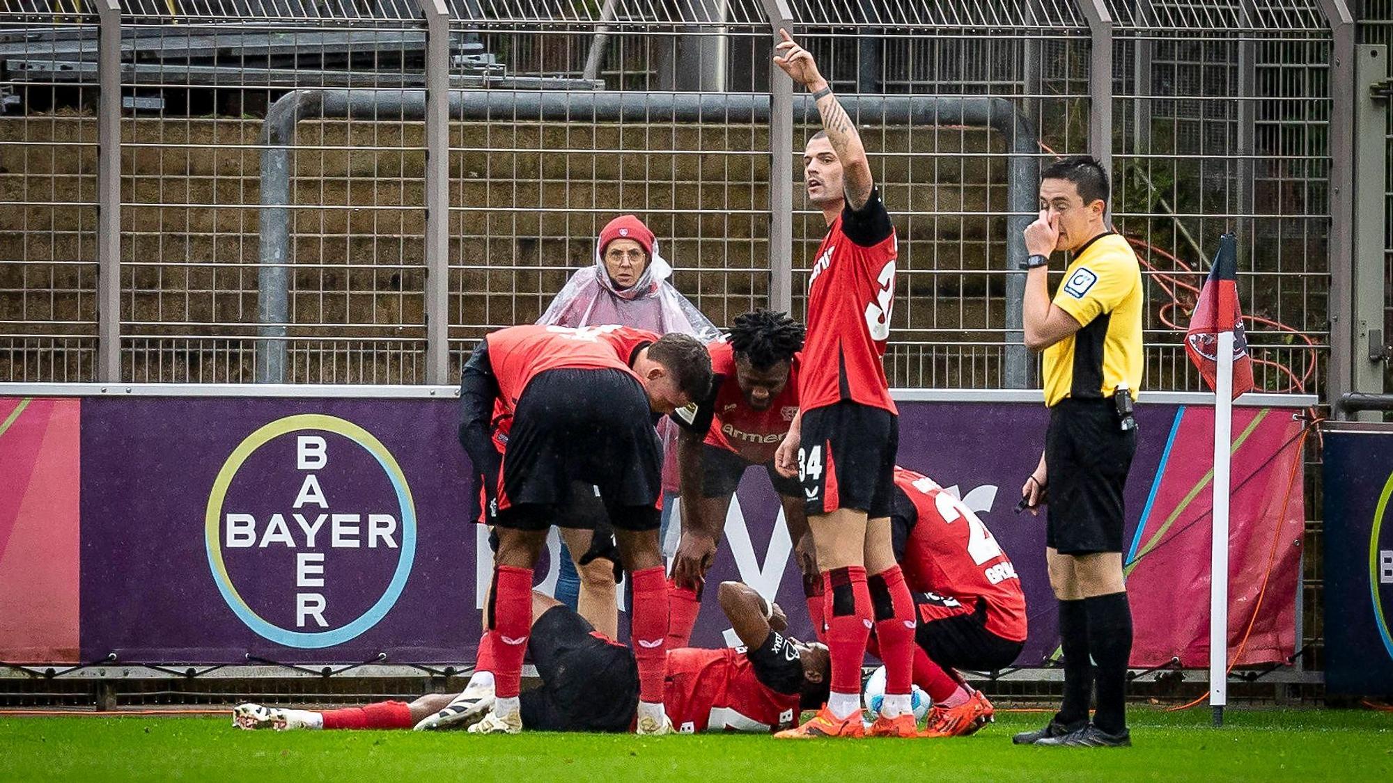 Bittere Szene im Testspiel: Jeanuel Belocian verletzt sich schwer in der Partie gegen Oberhausen am Sonntag.