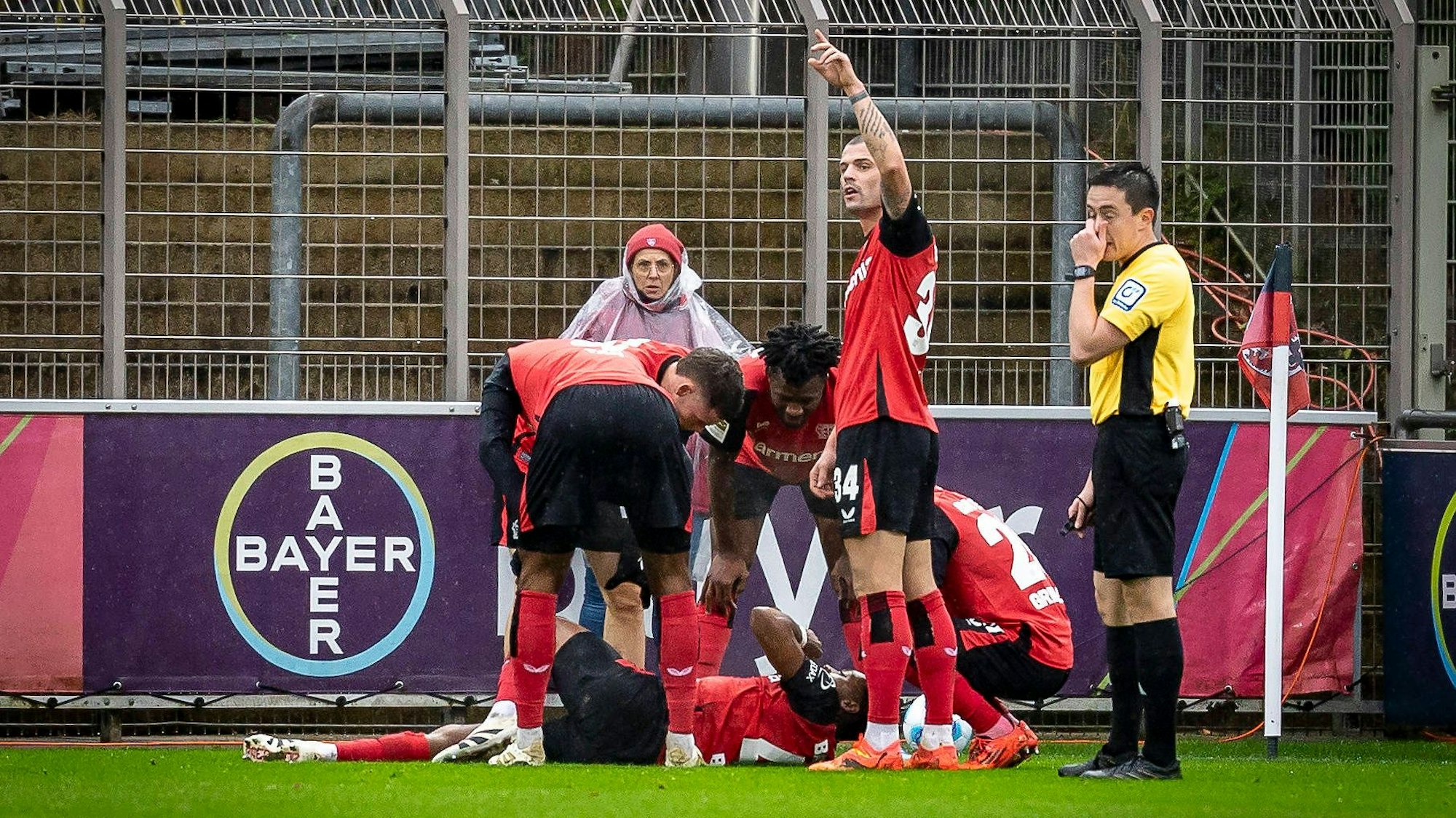 Bittere Szene im Testspiel: Jeanuel Belocian verletzt sich schwer in der Partie gegen Oberhausen am Sonntag.