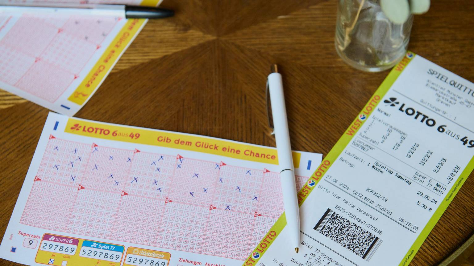 Der erste WestLotto-Millionär 2025 steht fest: Ein Tipper aus Nordrhein-Westfalen konnte am Samstag (4. Januar) die zweite Gewinnklasse von LOTTO 6aus49 treffen und ist jetzt um rund 2,3 Millionen Euro reicher.