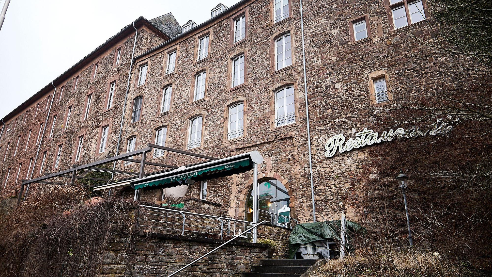 An der Fassade des Schlosses in Schleiden ist neben der Terrasse der Schriftzug Restaurant angebracht.
