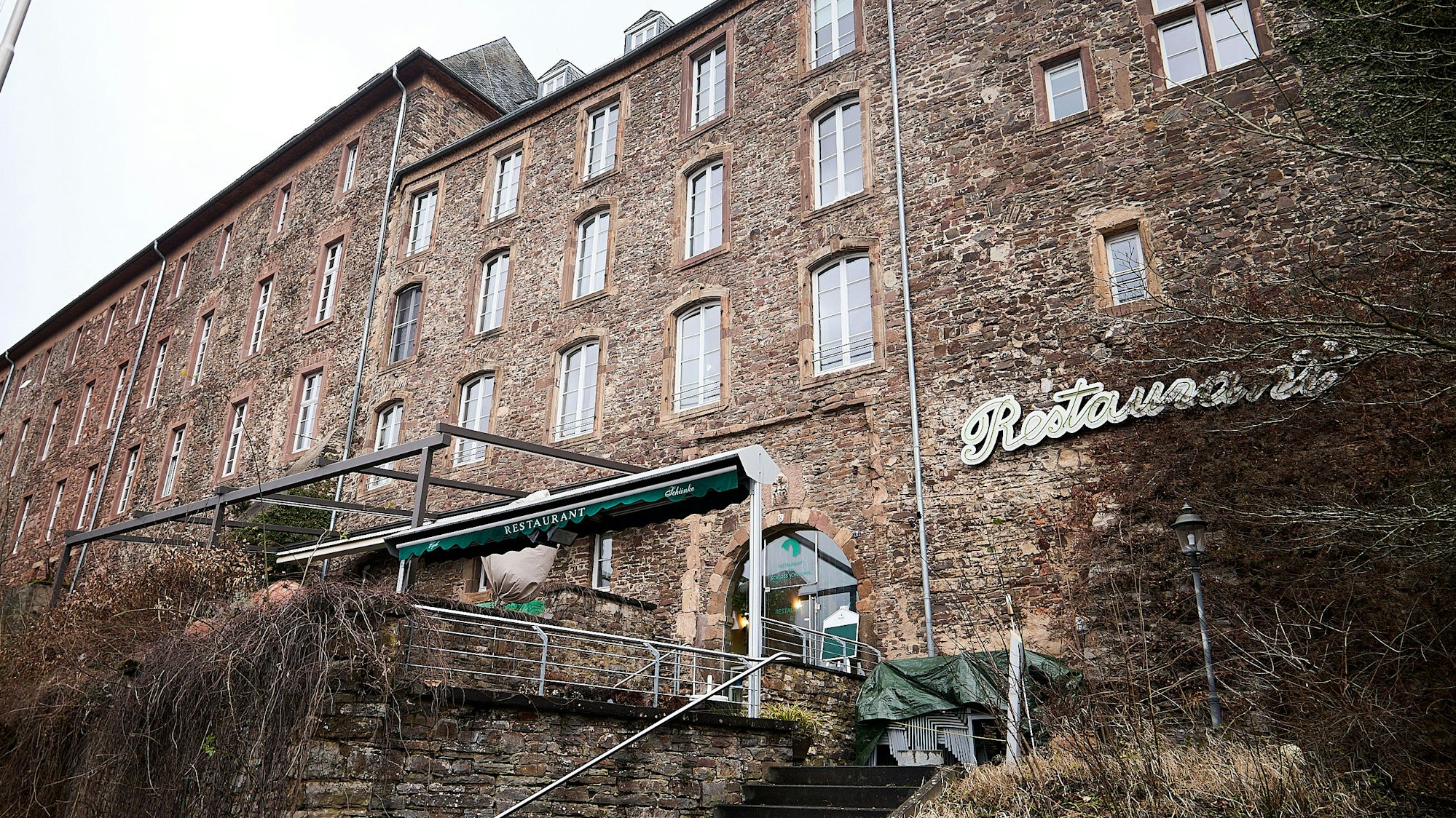 An der Fassade des Schlosses in Schleiden ist neben der Terrasse der Schriftzug Restaurant angebracht.