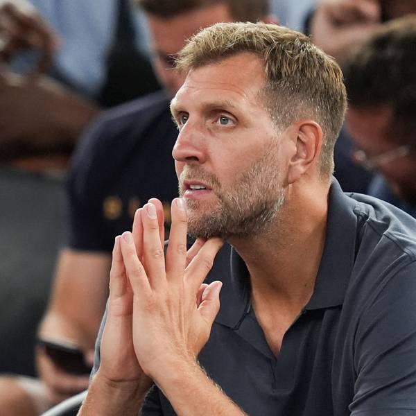 ARCHIV - 06.08.2024, Frankreich, Paris: Olympia, Paris 2024, Basketball, Frankreich - Kanada, Finalrunde, Viertelfinale, Dirk Nowitzki sitzt auf der Tribüne.