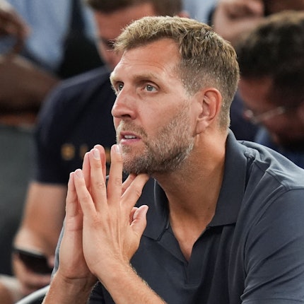 ARCHIV - 06.08.2024, Frankreich, Paris: Olympia, Paris 2024, Basketball, Frankreich - Kanada, Finalrunde, Viertelfinale, Dirk Nowitzki sitzt auf der Tribüne.