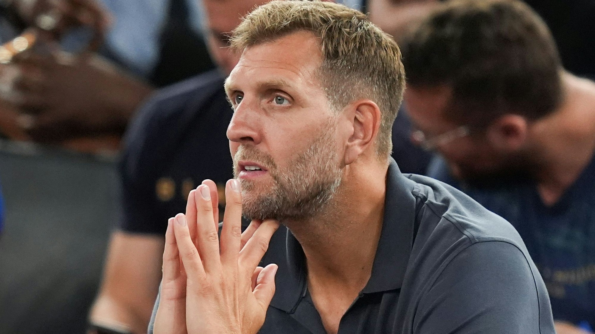 ARCHIV - 06.08.2024, Frankreich, Paris: Olympia, Paris 2024, Basketball, Frankreich - Kanada, Finalrunde, Viertelfinale, Dirk Nowitzki sitzt auf der Tribüne.