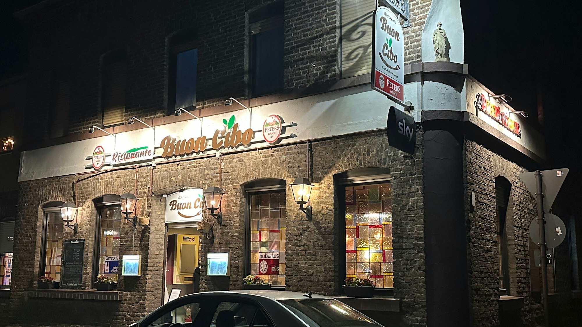 Blick auf ein Backsteingebäude mit dem Schriftzug Ristorante Buon Cibo über der Tür.