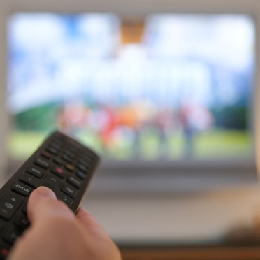 Eine Hand bedient eine Fernbedienung für ein TV-Gerät (Archivbild).