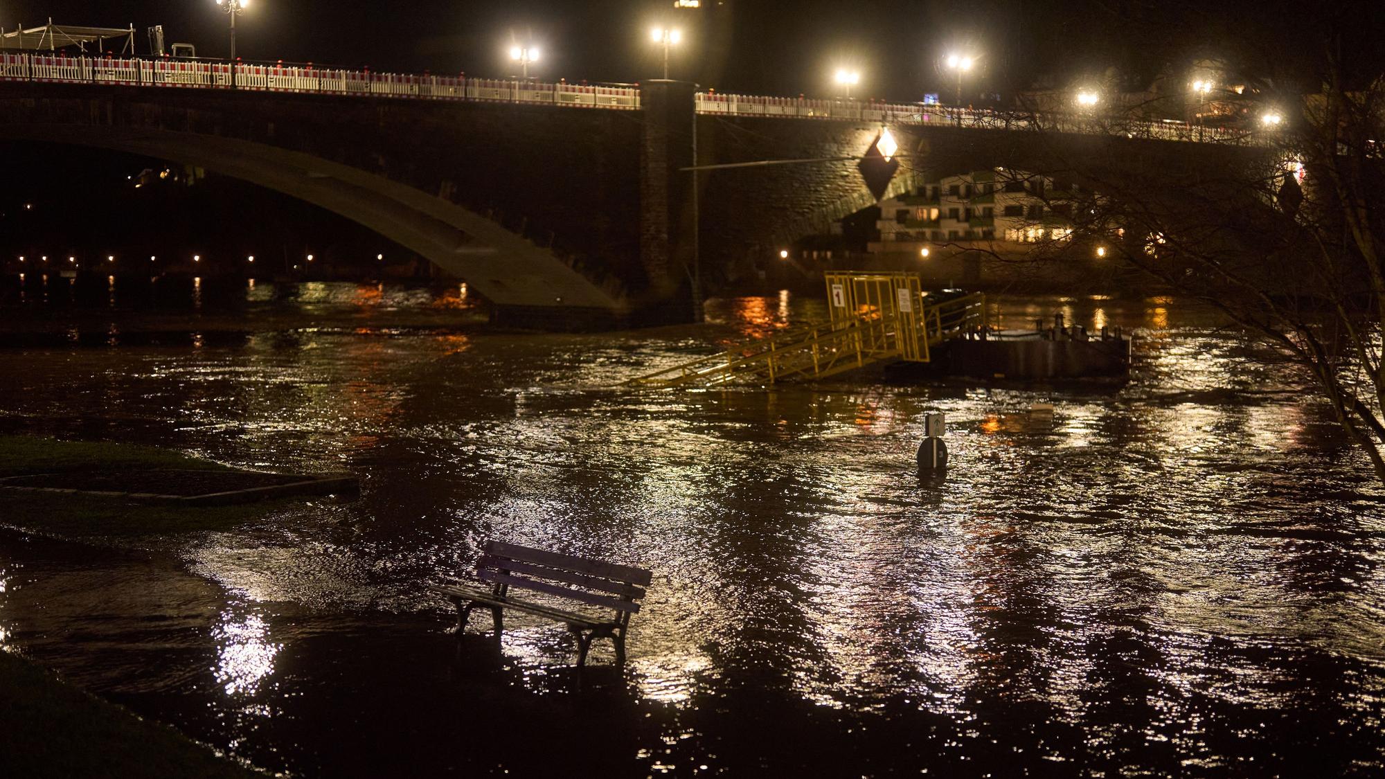Blick auf das Hochwasser in der Mosel in Cochem am Montag.