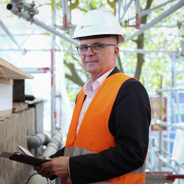 Markus Greitemann auf einer Baustelle.