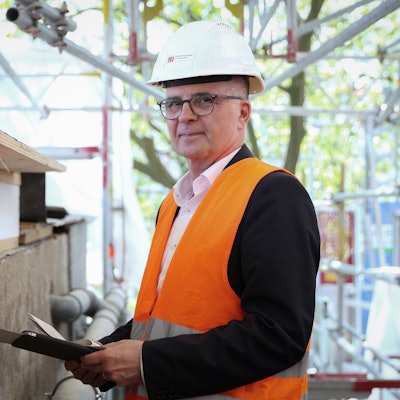 Markus Greitemann auf einer Baustelle.