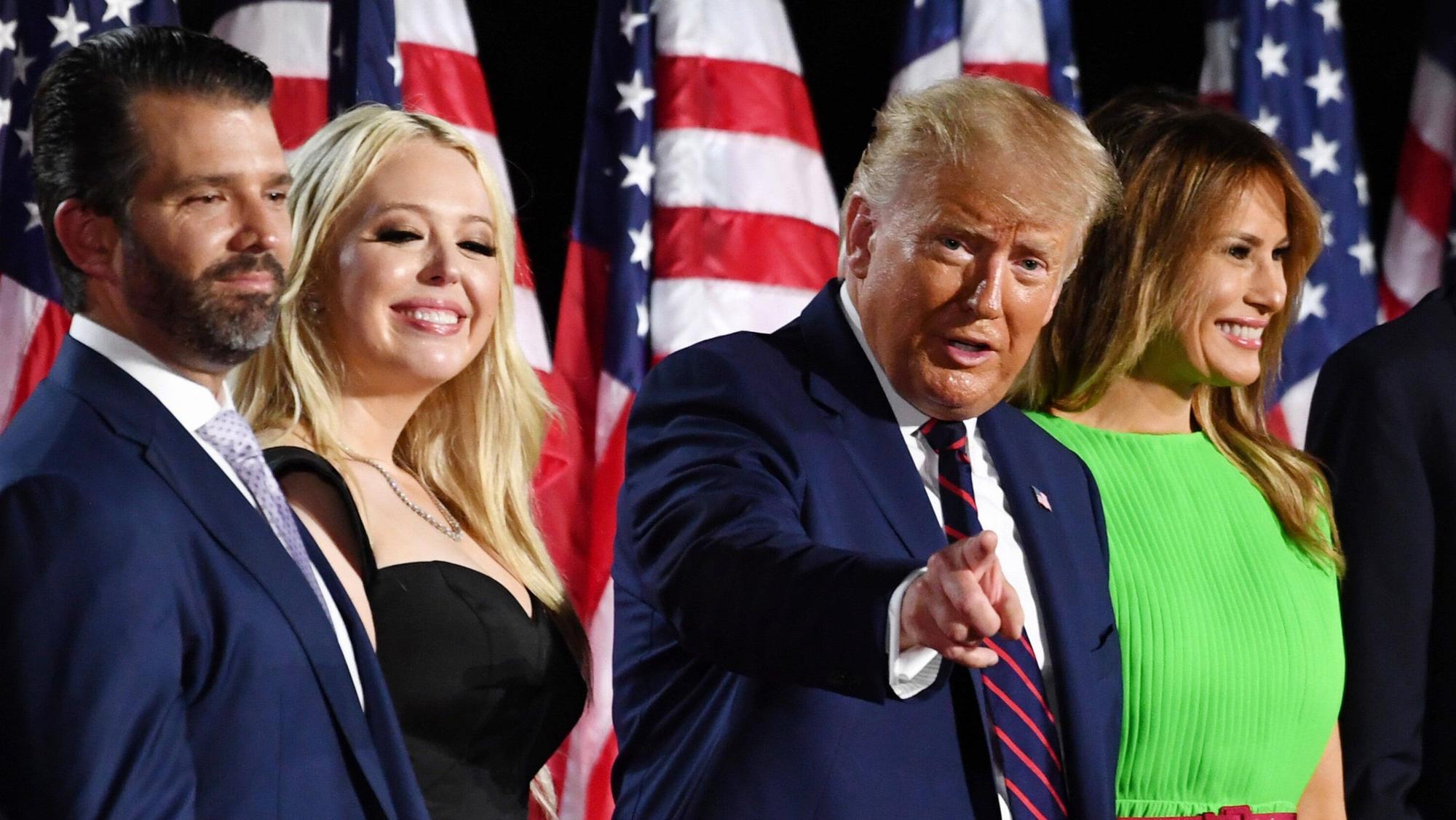 Donald Trump Jr. (links) steht zusammen mit Tiffany, Donald und Melania Trump auf einer Bühne. Der Sohn des designierten US-Präsidenten reist nun nach Grönland. (Archivbild)