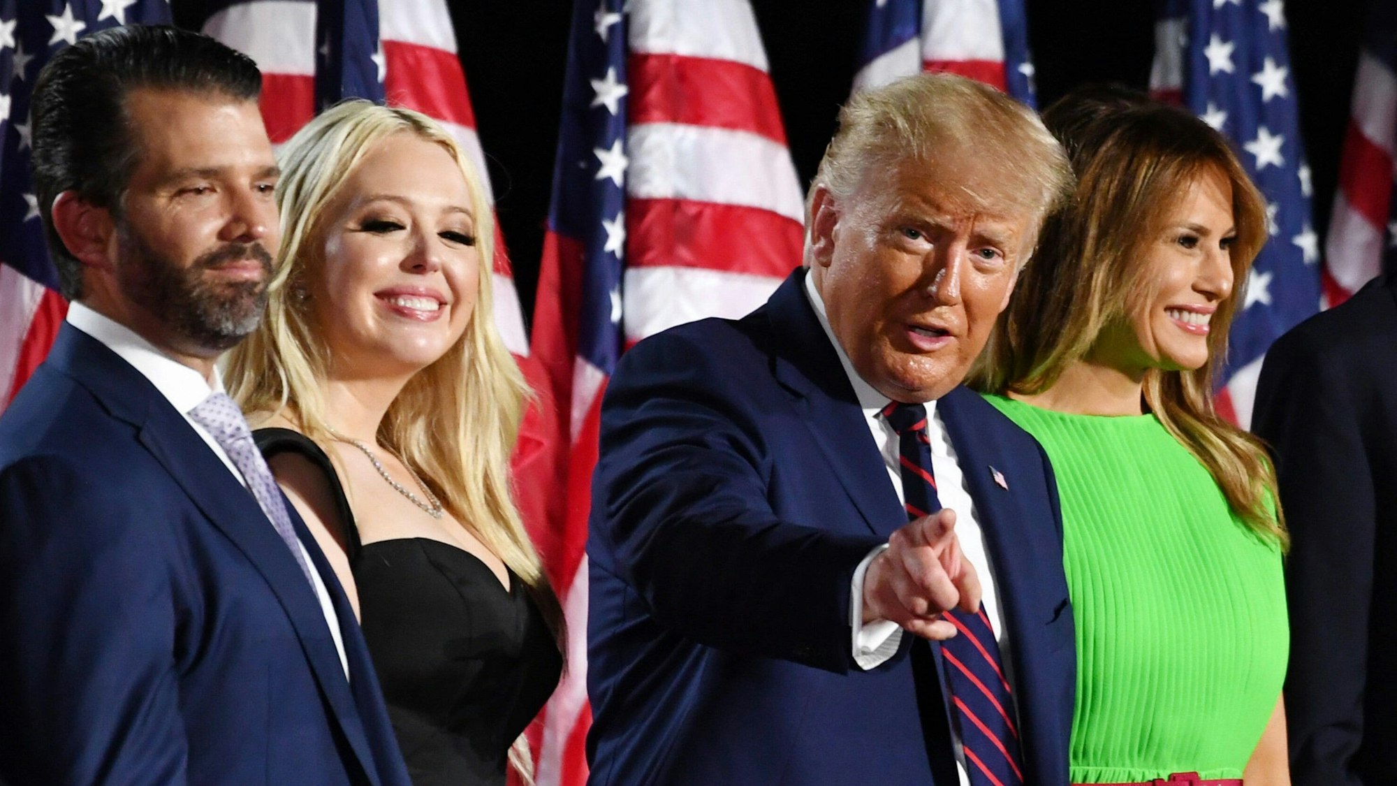 Donald Trump Jr. (links) steht zusammen mit Tiffany, Donald und Melania Trump auf einer Bühne. Der Sohn des designierten US-Präsidenten reist nun nach Grönland. (Archivbild)