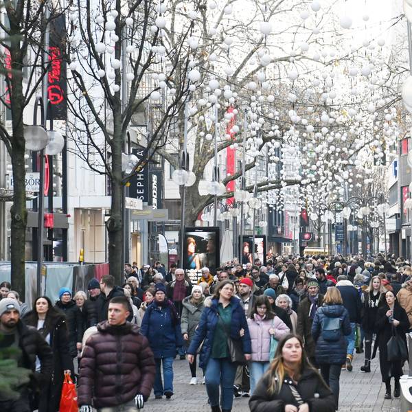 Das Stadtmarketing veranstaltet jedes Jahr in der Adventszeit einen verkaufsoffenen Sonntag in der Innenstadt. 2025 soll er am 7. Dezember stattfinden (Archivbild).