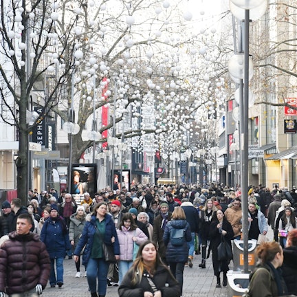 Das Stadtmarketing veranstaltet jedes Jahr in der Adventszeit einen verkaufsoffenen Sonntag in der Innenstadt. 2025 soll er am 7. Dezember stattfinden (Archivbild).