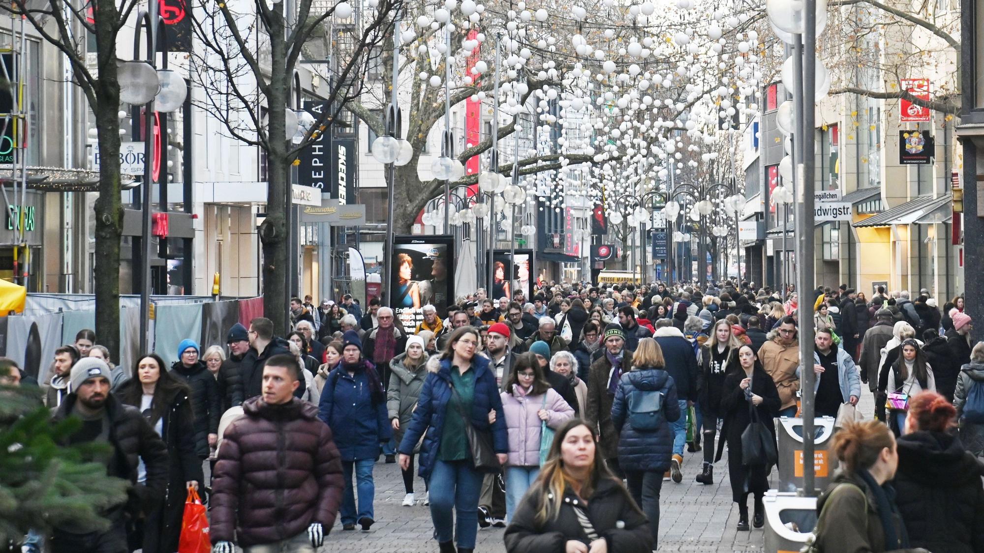 02.12.2024 Köln. Nach dem Verkaufsevent Black Friday am Freitag und dem verkaufsoffenen Sonntag in der Innenstadt, soll heute der „Cyber Monday“ die Kunden in die Geschäfte locken. Schildergasse. Foto: Alexander Schwaiger