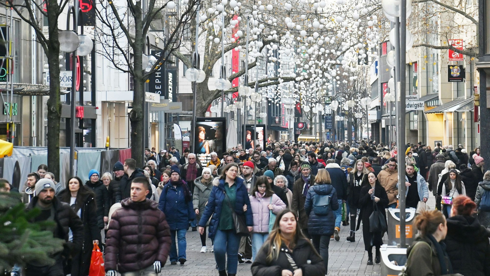 Das Stadtmarketing veranstaltet jedes Jahr in der Adventszeit einen verkaufsoffenen Sonntag in der Innenstadt. 2025 soll er am 7. Dezember stattfinden (Archivbild).