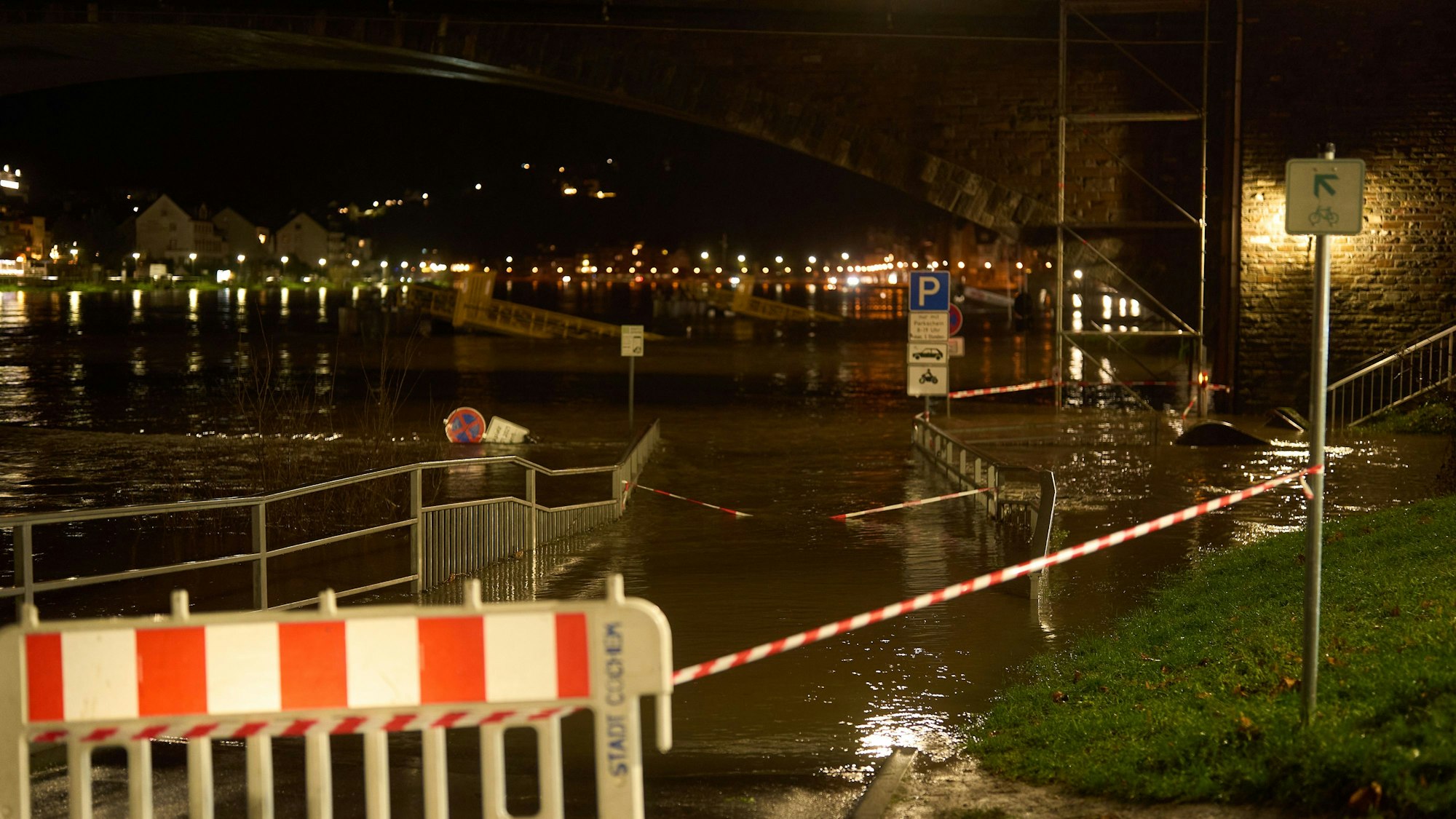 06.01.2025, Rheinland-Pfalz, Cochem: Schneeschmelze und starker Regen haben zu einem leichten Hochwasser an der Mosel geführt. Die Uferanlagen in Cochem sind überflutet. Foto: Thomas Frey/dpa +++ dpa-Bildfunk +++